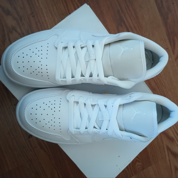 ❣️SOLD❣️WHITE AIR JORDAN 1 LOWS - Picture 3 of 5